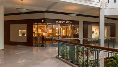 louis vuitton hours near me